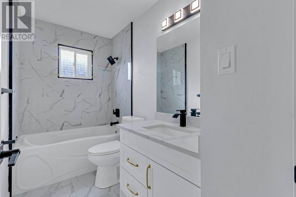 Single Family House Bi-level for Sale in  Penmeadows Close SE Penbrooke Meadows Calgary 