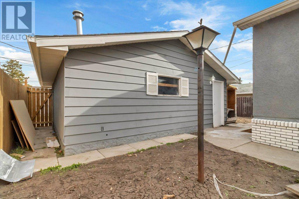 Single Family House Bi-level for Sale in  Penmeadows Close SE Penbrooke Meadows Calgary 