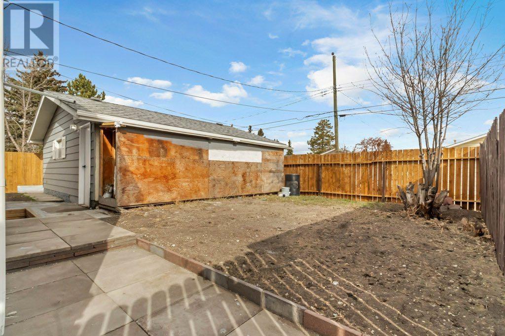 Single Family House Bi-level for Sale in  Penmeadows Close SE Penbrooke Meadows Calgary 