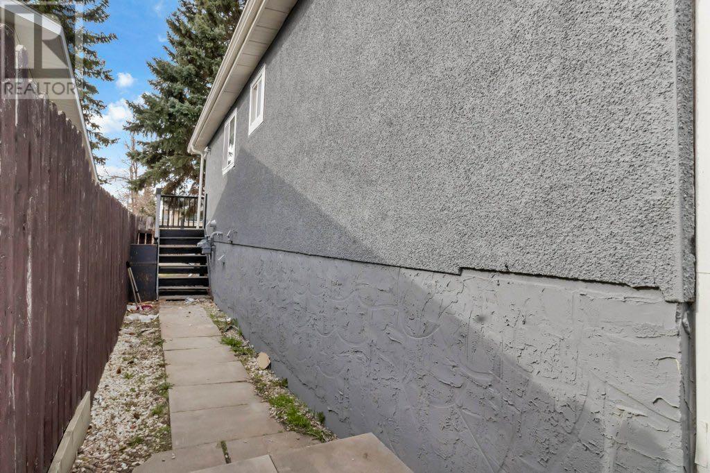 Single Family House Bi-level for Sale in  Penmeadows Close SE Penbrooke Meadows Calgary 
