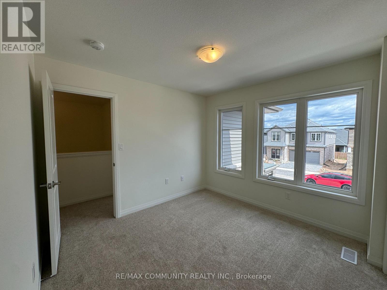 Photo 7 of 72 Samuel Avenue, Pelham ON