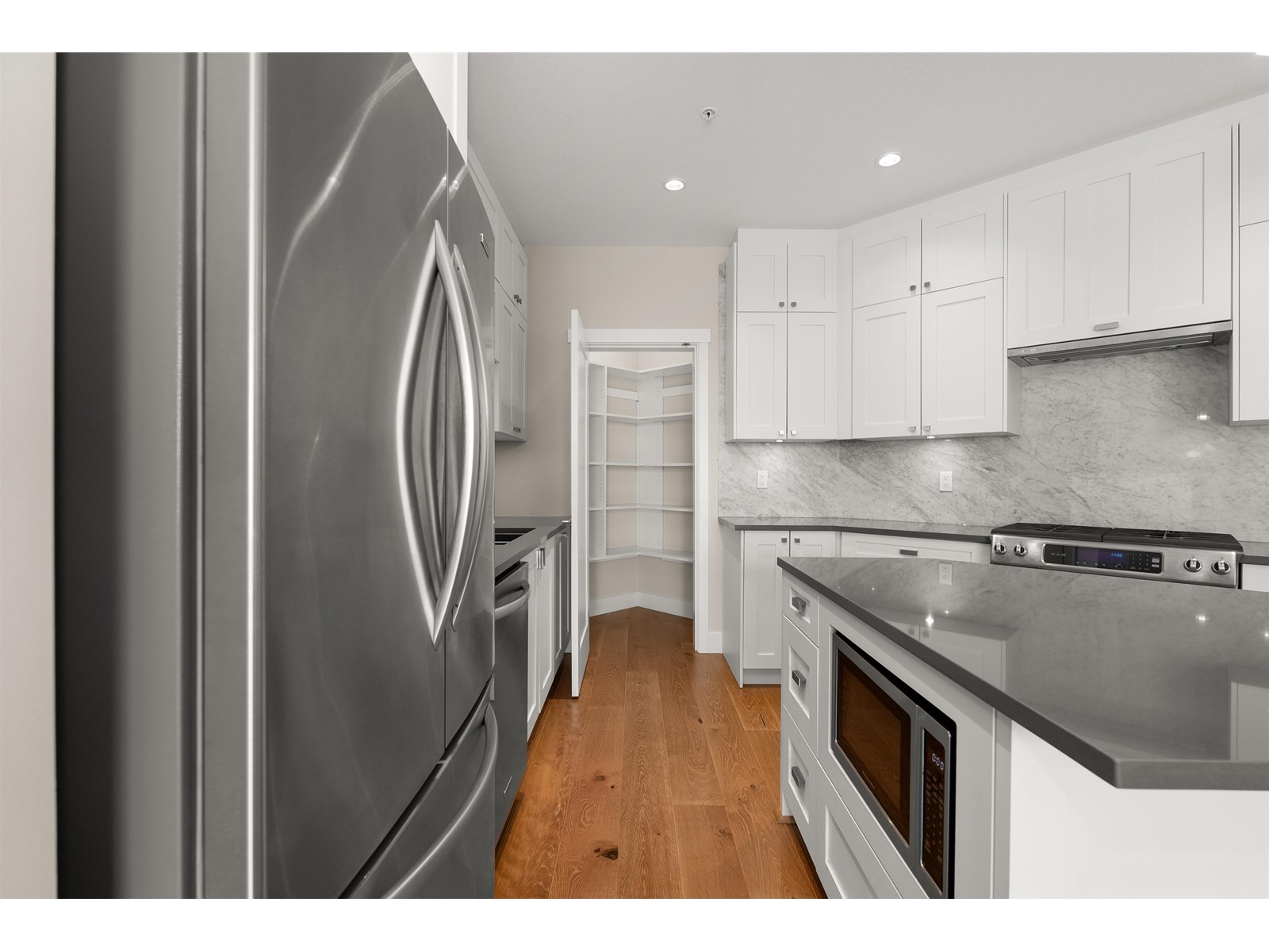 214 14855 THRIFT AVENUE, White Rock