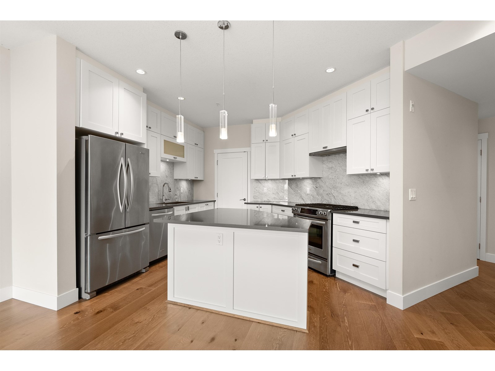 214 14855 THRIFT AVENUE, White Rock