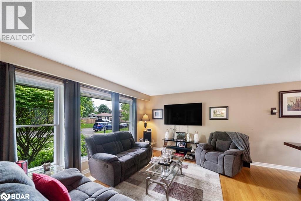 Photo 2 of 7 Broadmoor Avenue, Barrie ON