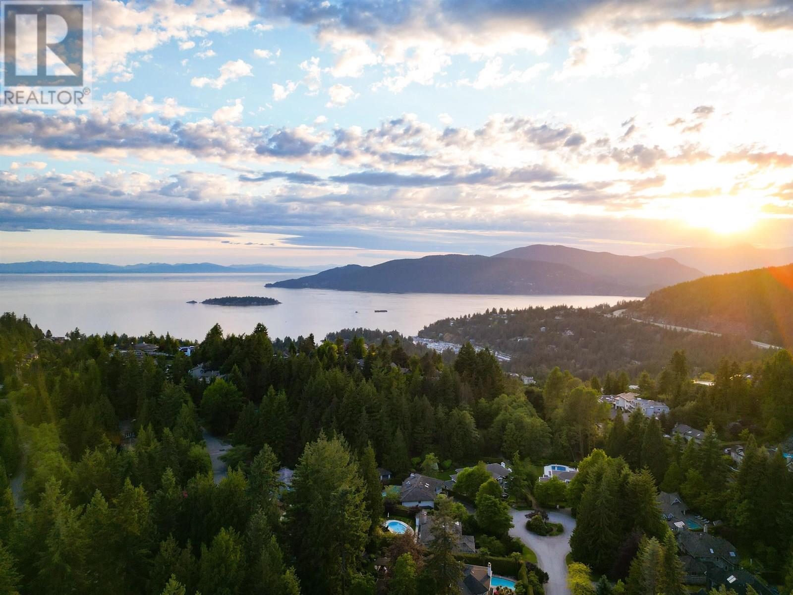 Photo 2 of 4663 Woodridge Place, West Vancouver BC