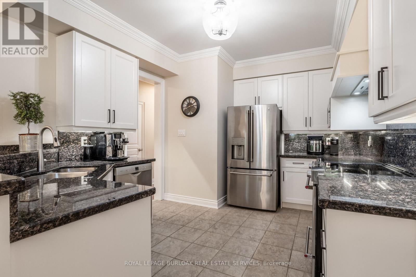 Photo 10 of 3329 Springflower Way, Oakville ON