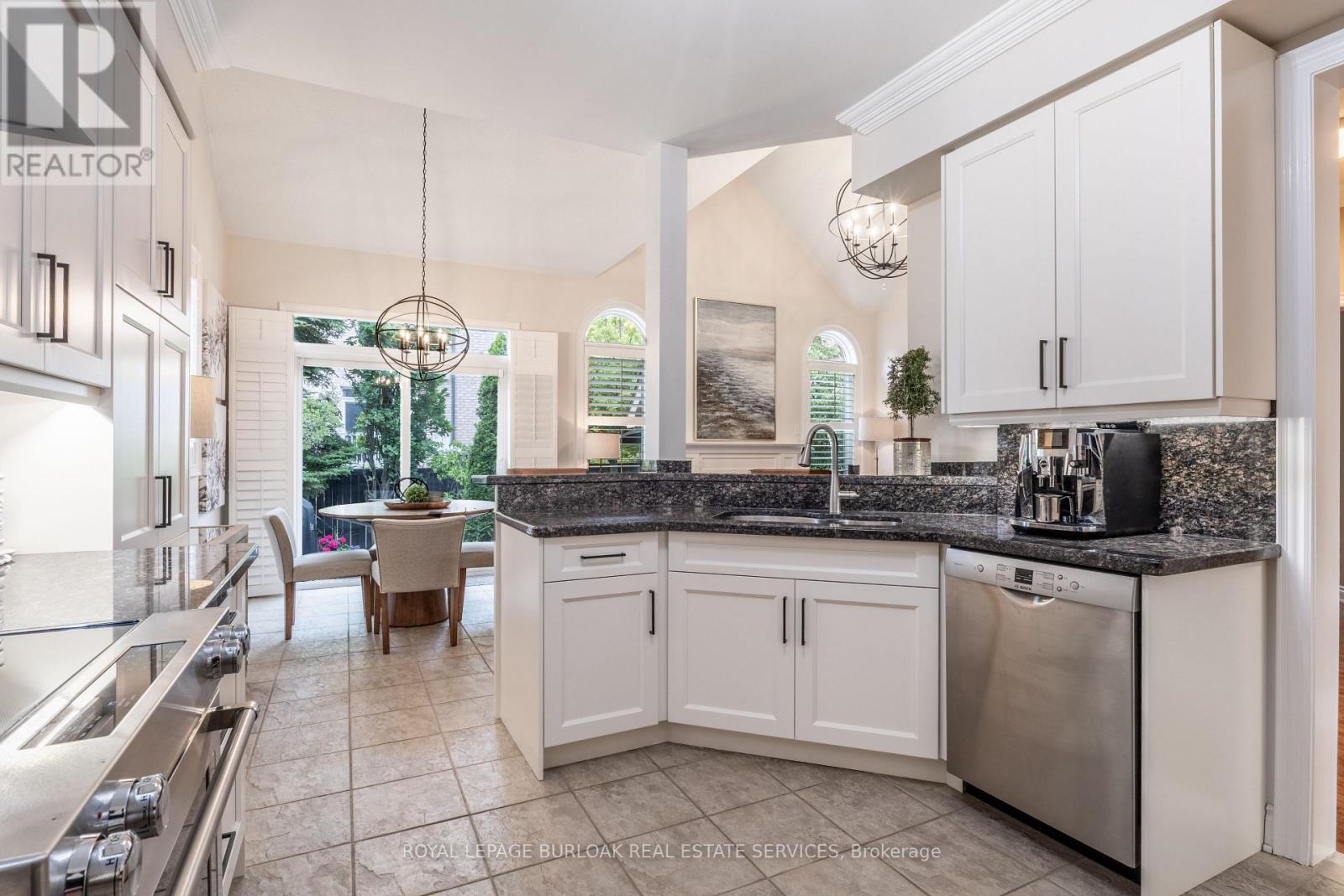 Photo 9 of 3329 Springflower Way, Oakville ON
