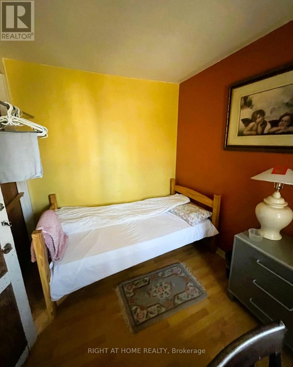 Single Family House Bungalow for Sale in  LUCY AVENUE Toronto (Oakridge) 