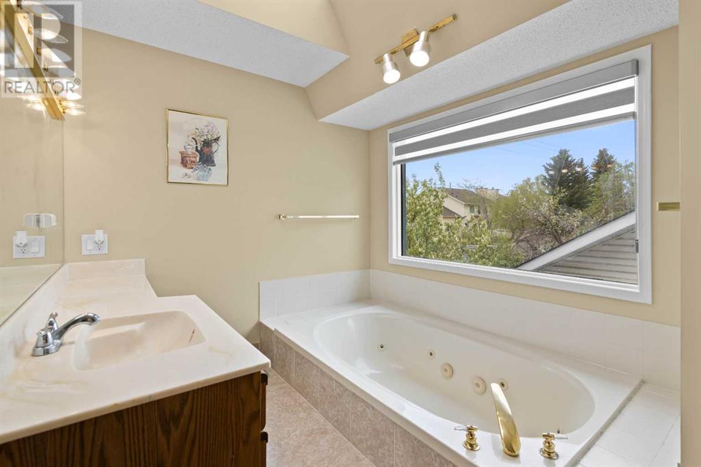 Single Family House for Sale in  Edgebrook Drive NW Edgemont Calgary 