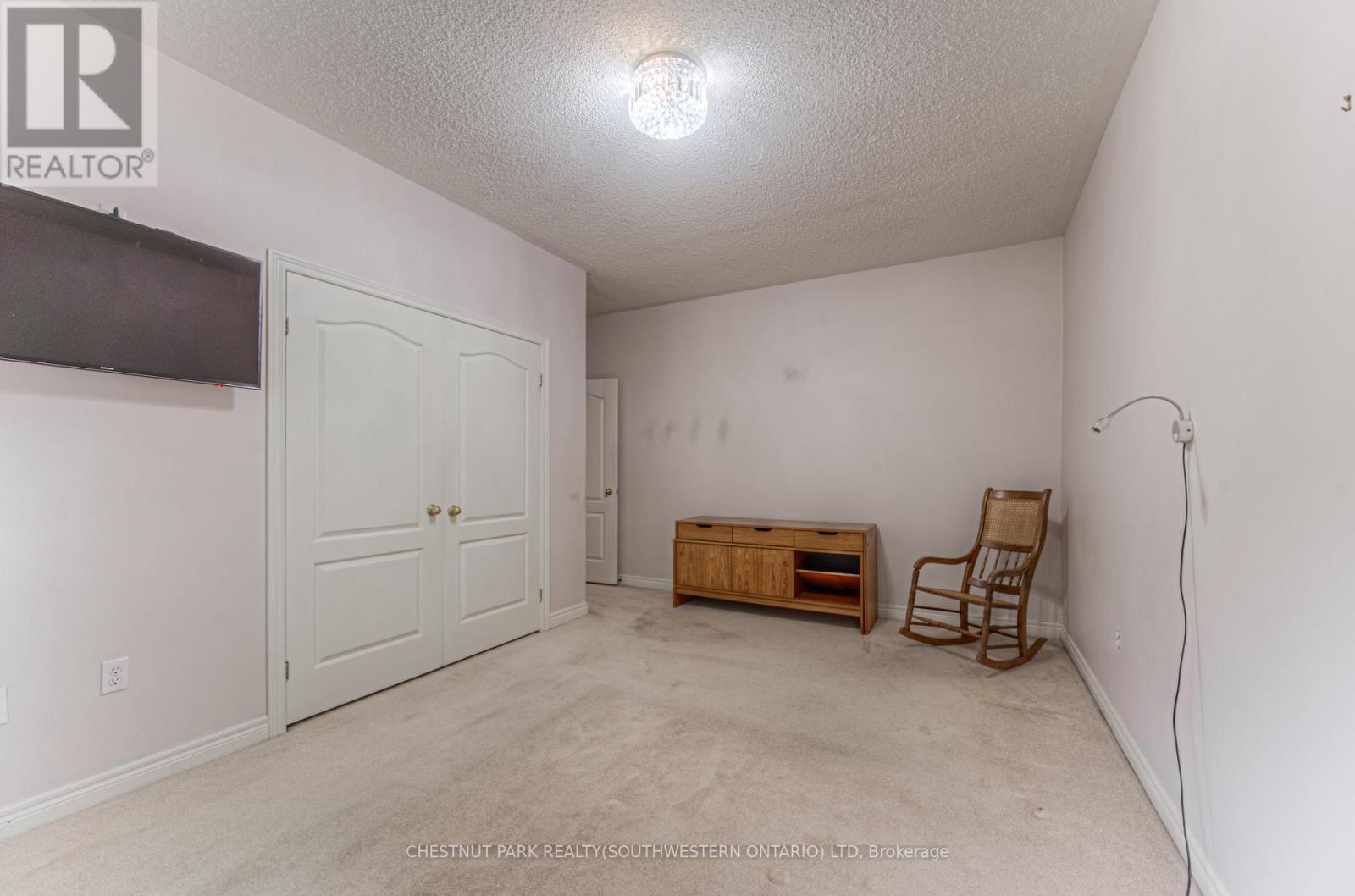 Photo 10 of 19 100 Idle Creek Drive, Kitchener ON