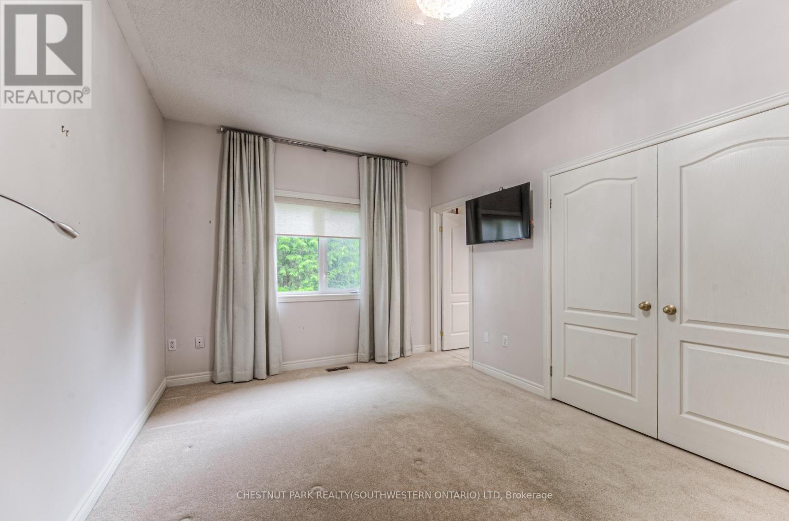 Photo 9 of 19 100 Idle Creek Drive, Kitchener ON