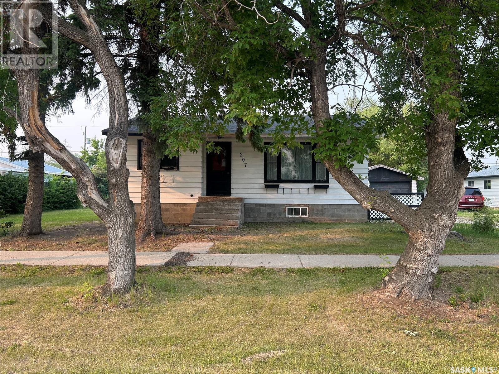 Photo 2 of 207 3rd Avenue W, Nokomis SK