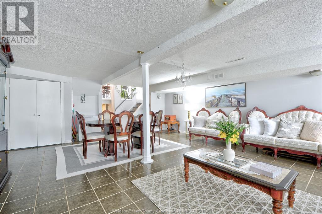 Photo 8 of 3196 Elmwood Crescent, Windsor ON