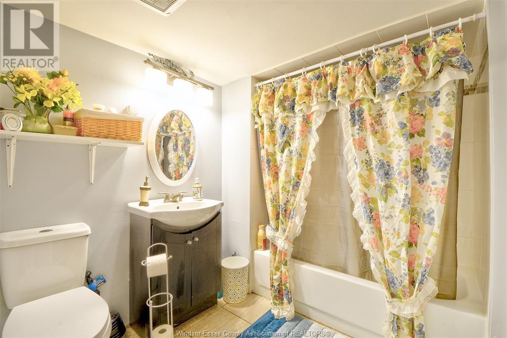 Photo 4 of 3196 Elmwood Crescent, Windsor ON