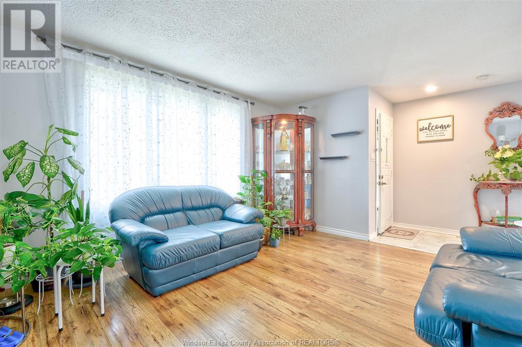 Photo 2 of 3196 Elmwood Crescent, Windsor ON