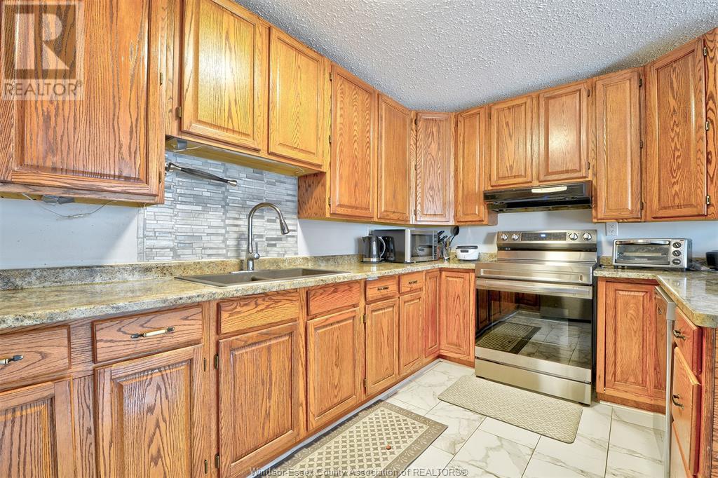 Photo 13 of 3196 Elmwood Crescent, Windsor ON
