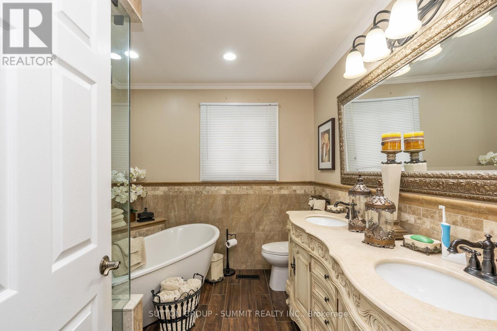 Photo 4 of 2545 Pollard Drive, Mississauga ON