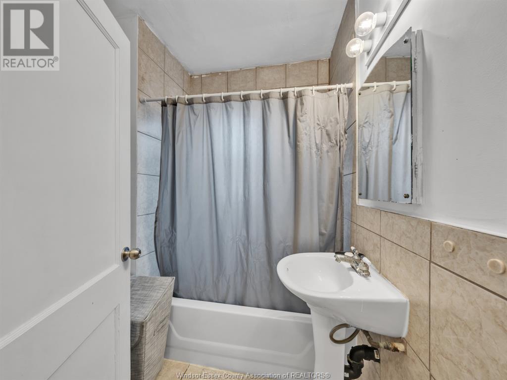 Photo 11 of 834 Ford Boulevard, Windsor ON