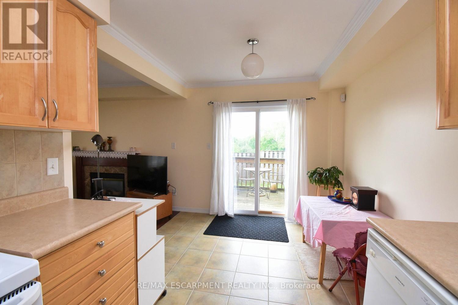 Photo 16 of 49 7 Southside Place, Hamilton ON