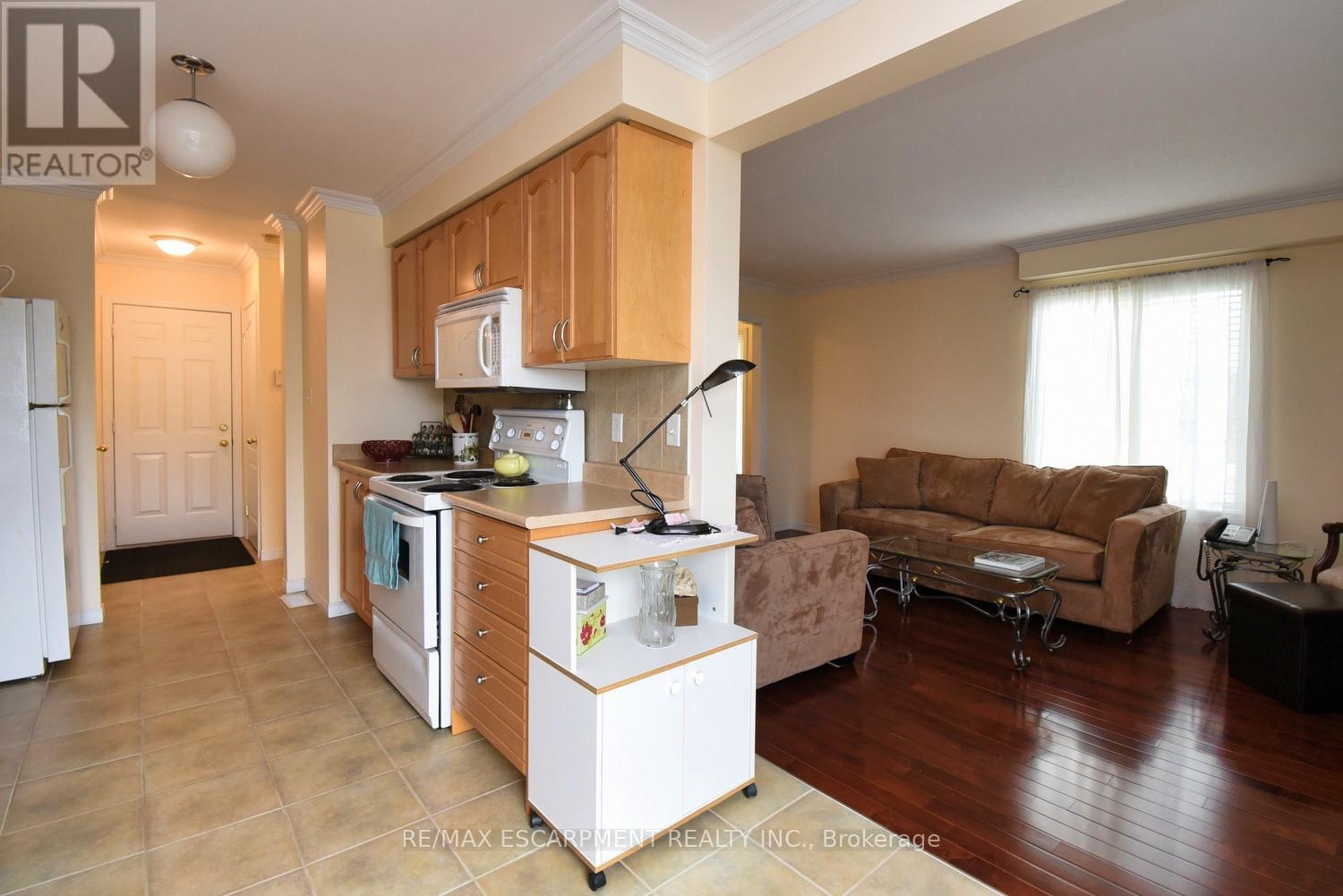 Photo 17 of 49 7 Southside Place, Hamilton ON