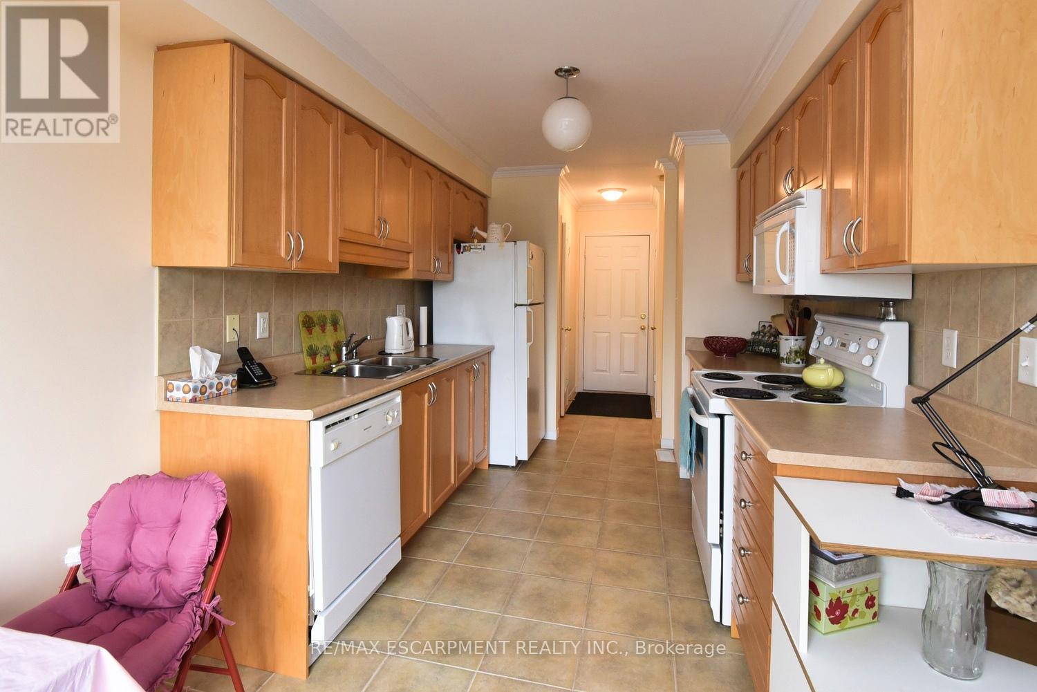 Photo 18 of 49 7 Southside Place, Hamilton ON