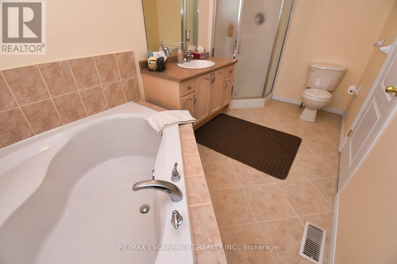 Photo 25 of 49 7 Southside Place, Hamilton ON