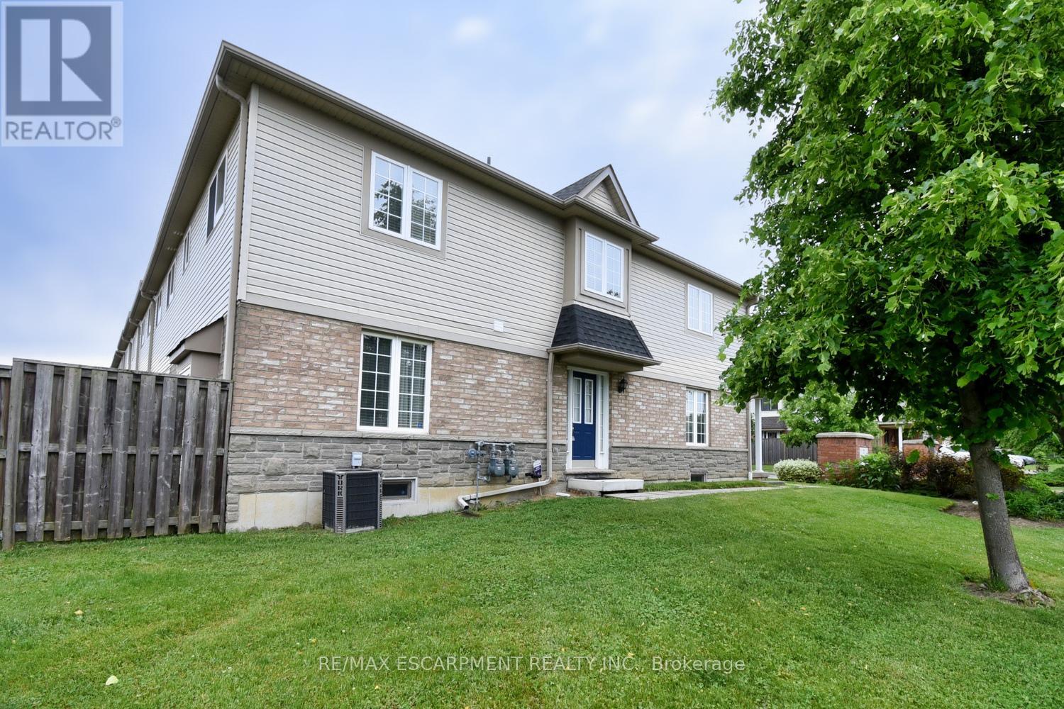 Photo 3 of 49 7 Southside Place, Hamilton ON