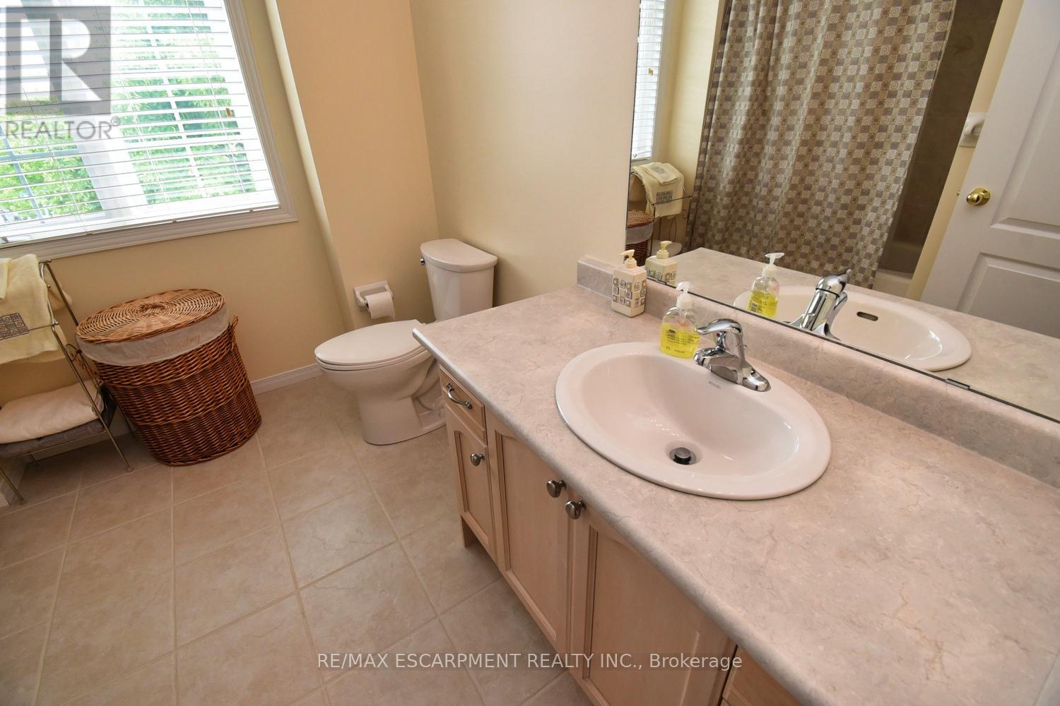 Photo 32 of 49 7 Southside Place, Hamilton ON