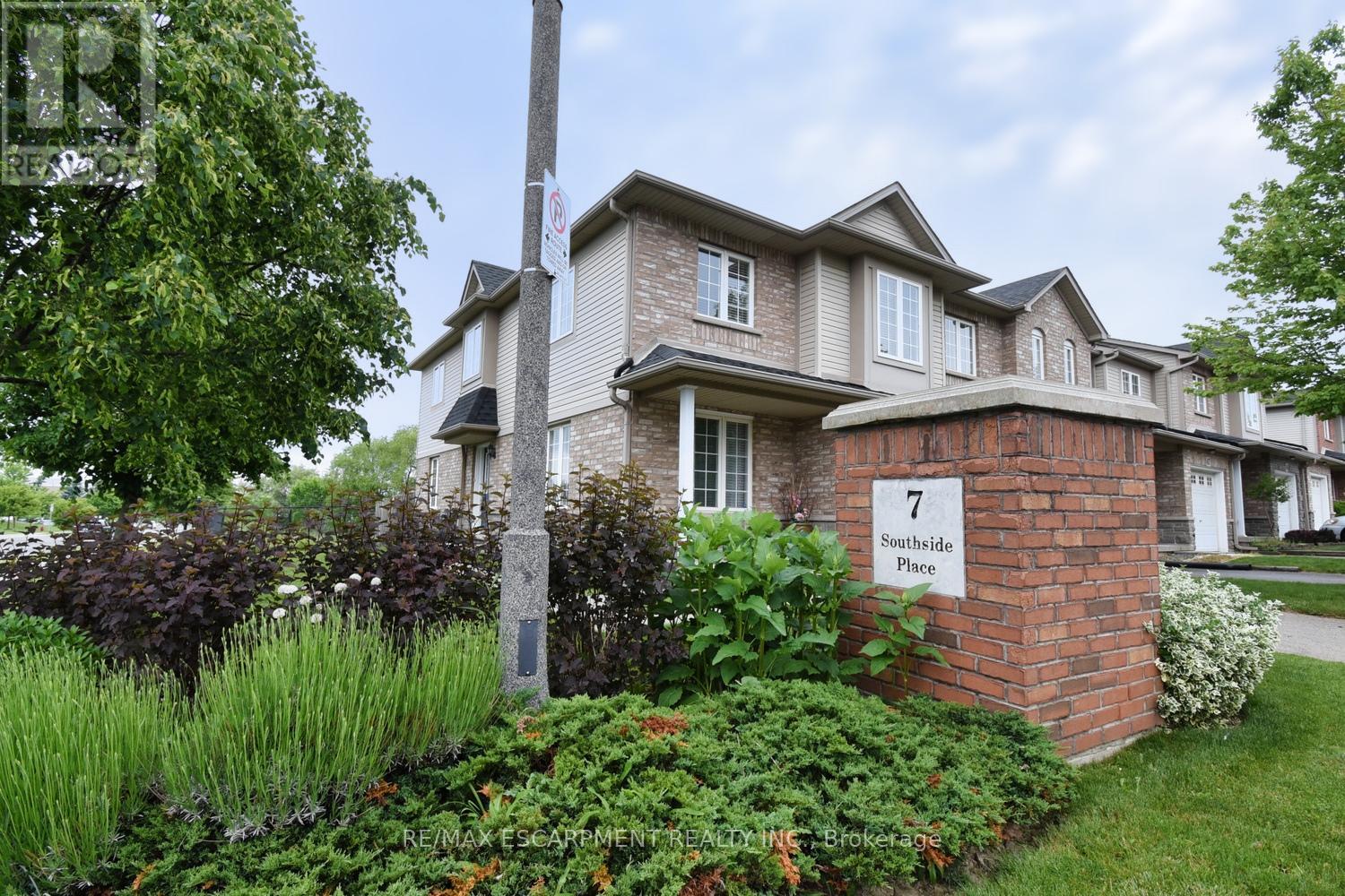 Photo 5 of 49 7 Southside Place, Hamilton ON