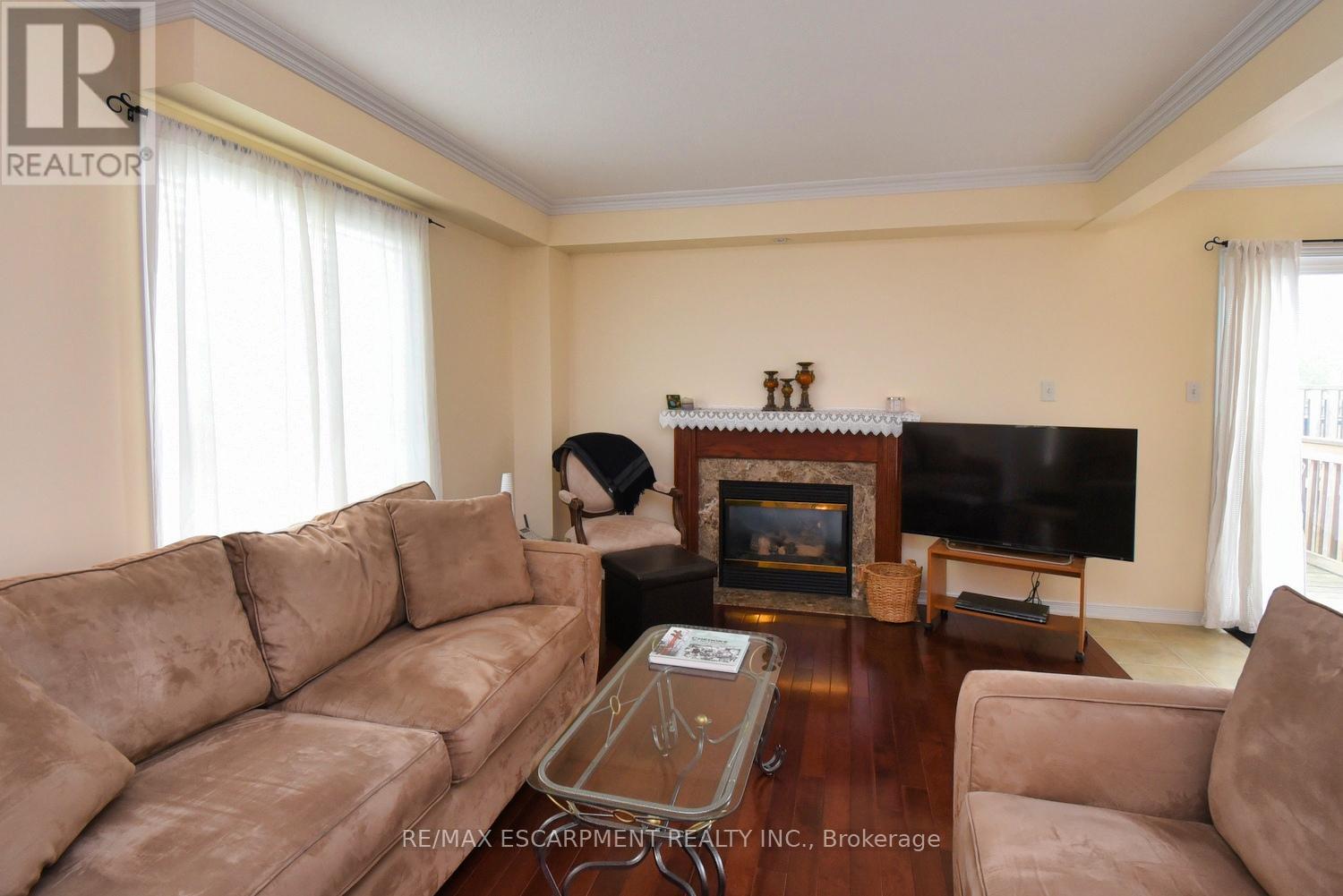 Photo 8 of 49 7 Southside Place, Hamilton ON
