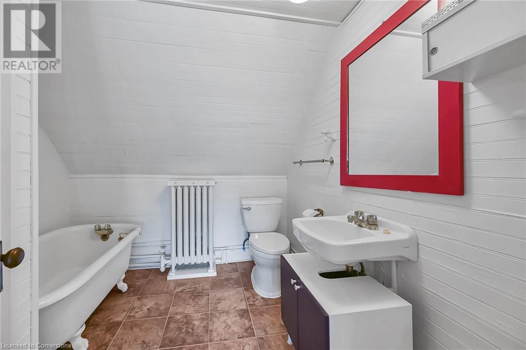 Photo 13 of 40 Undermount Avenue, Hamilton ON