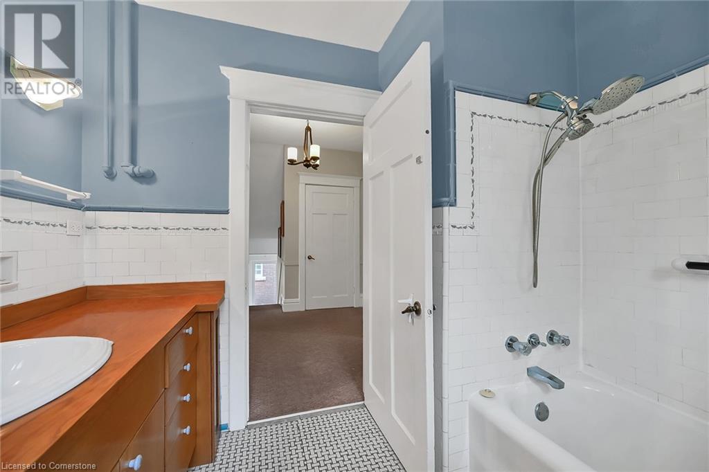 Photo 12 of 40 Undermount Avenue, Hamilton ON