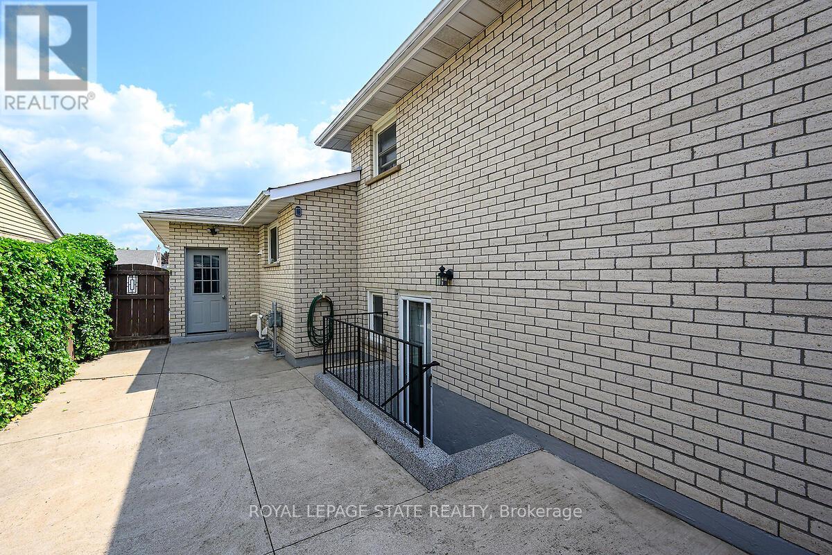 Photo 2 of 4 Bing Crescent, Hamilton ON