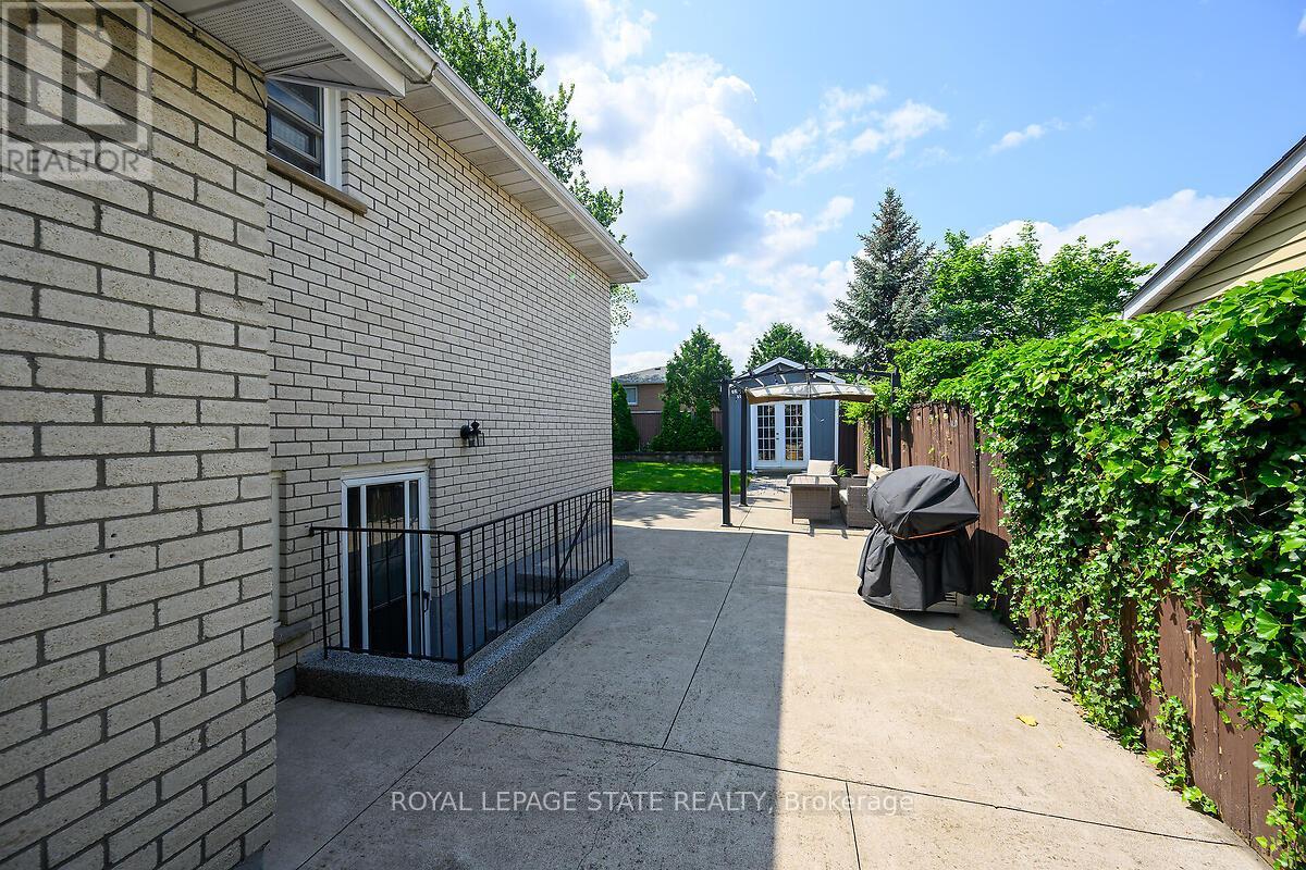 Photo 5 of 4 Bing Crescent, Hamilton ON