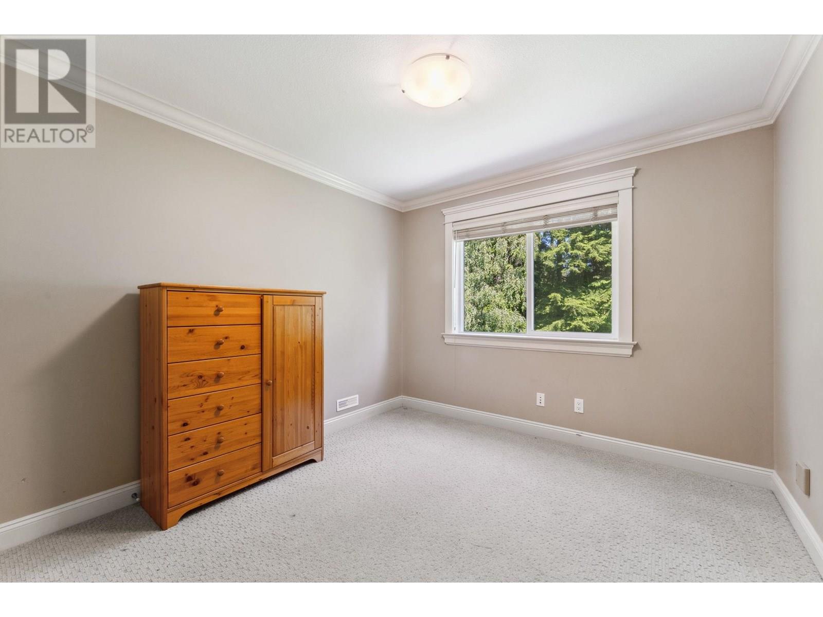Photo 2 of 352 St James Crescent, West Vancouver BC