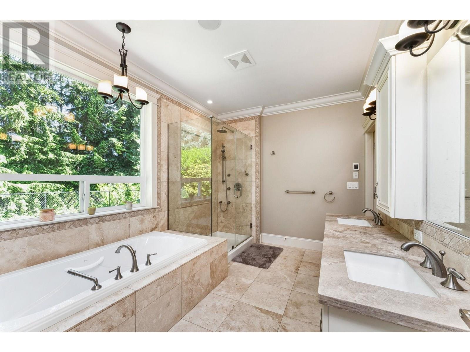 Photo 22 of 352 St James Crescent, West Vancouver BC