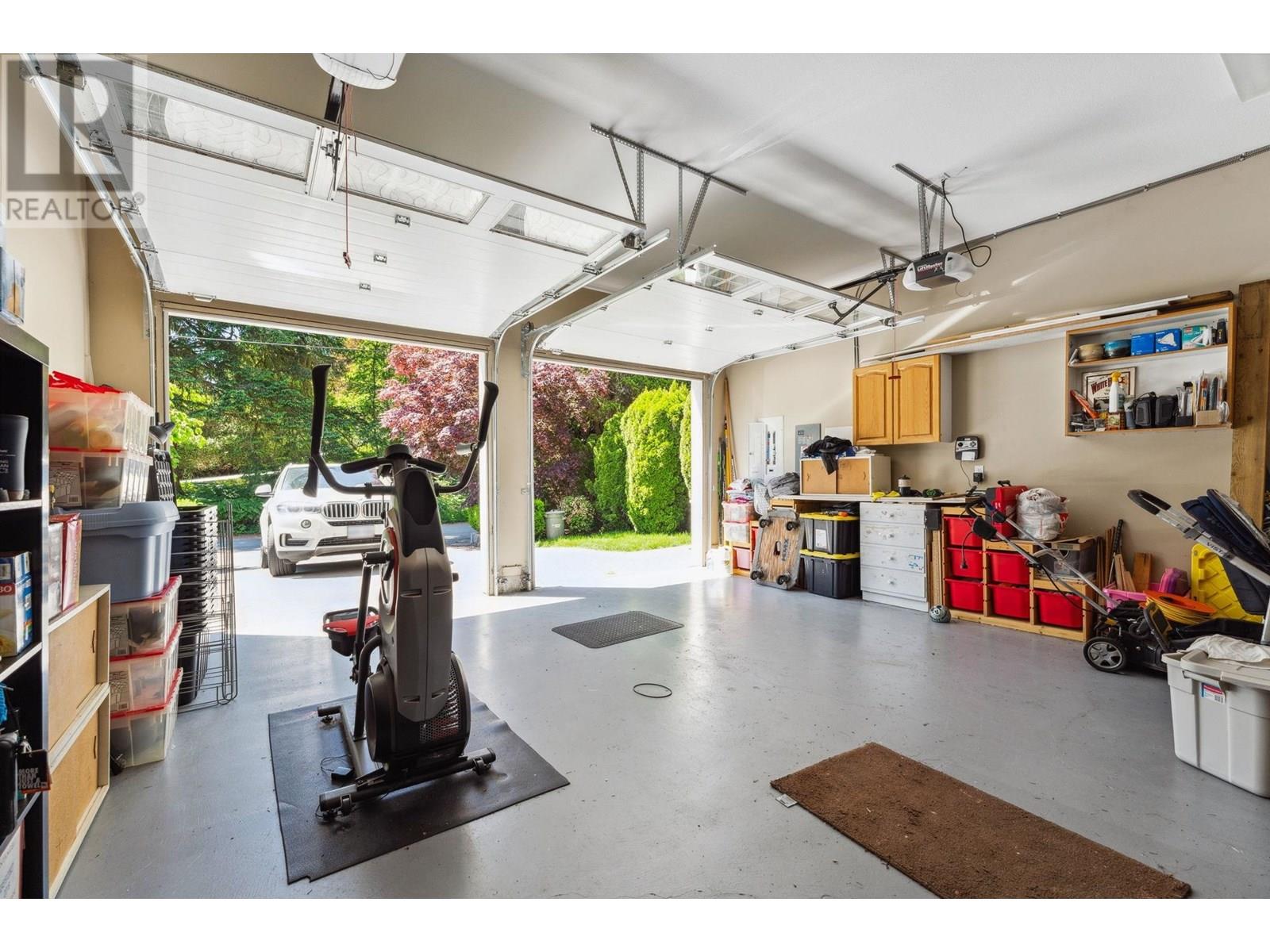 Photo 14 of 352 St James Crescent, West Vancouver BC