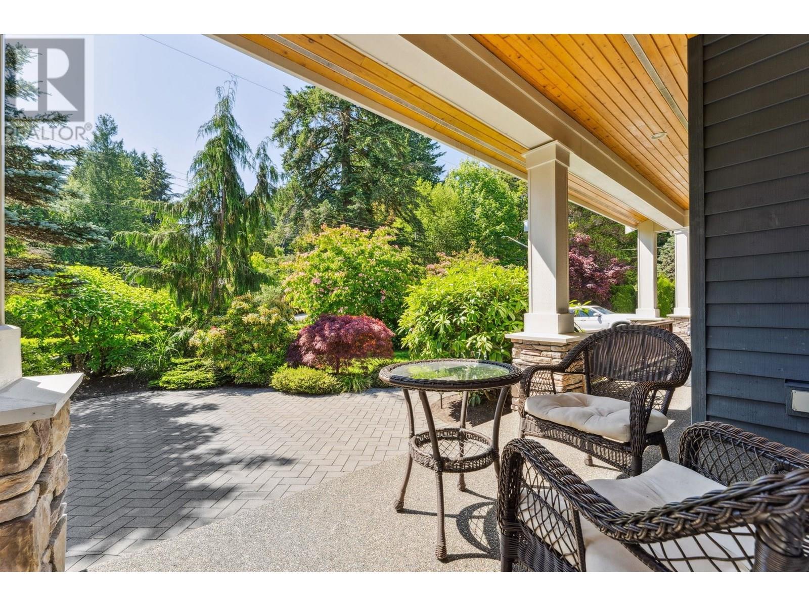 Photo 17 of 352 St James Crescent, West Vancouver BC