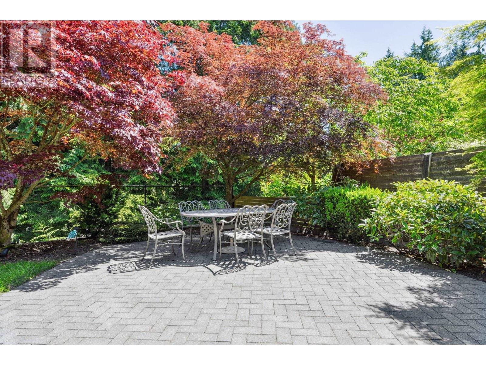 Photo 4 of 352 St James Crescent, West Vancouver BC