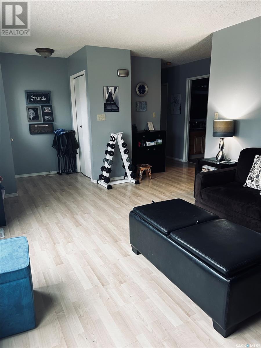 Photo 10 of 1018 Granville Avenue, Assiniboia SK