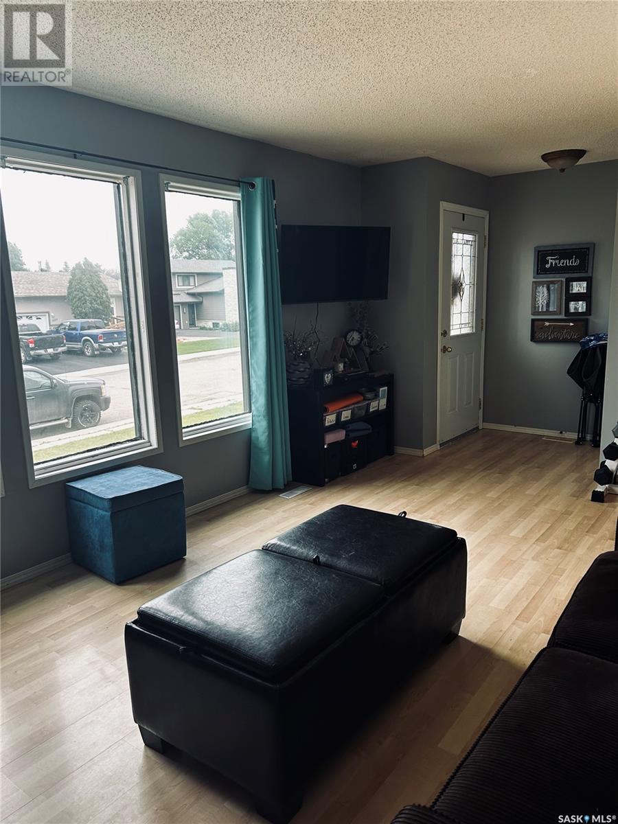 Photo 11 of 1018 Granville Avenue, Assiniboia SK