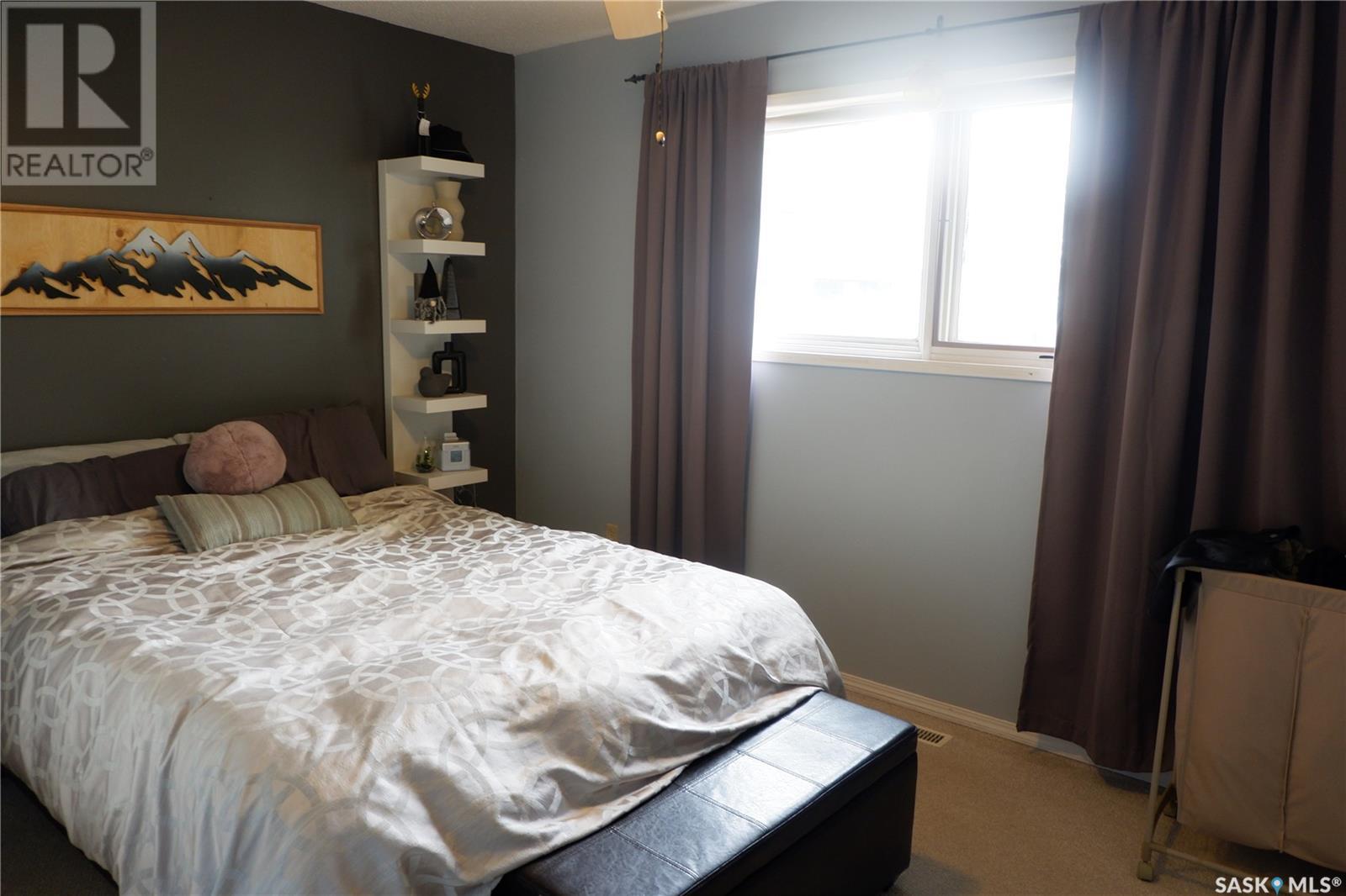 Photo 12 of 1018 Granville Avenue, Assiniboia SK