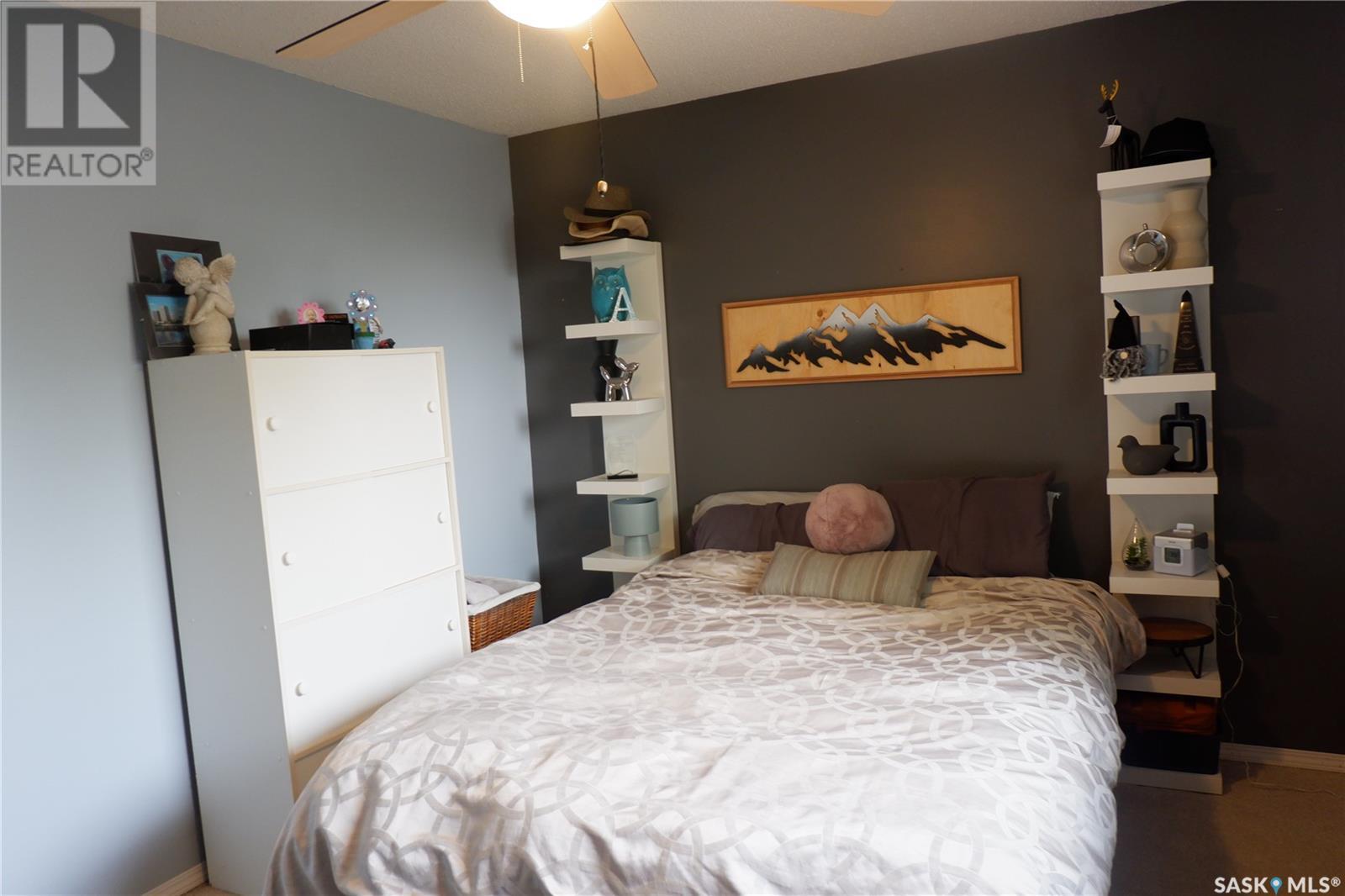 Photo 13 of 1018 Granville Avenue, Assiniboia SK