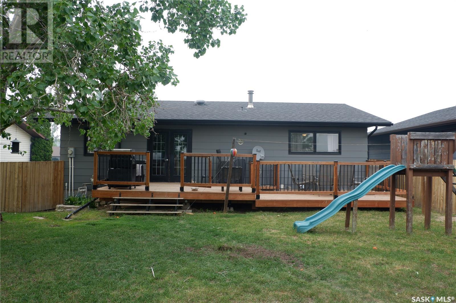 Photo 2 of 1018 Granville Avenue, Assiniboia SK