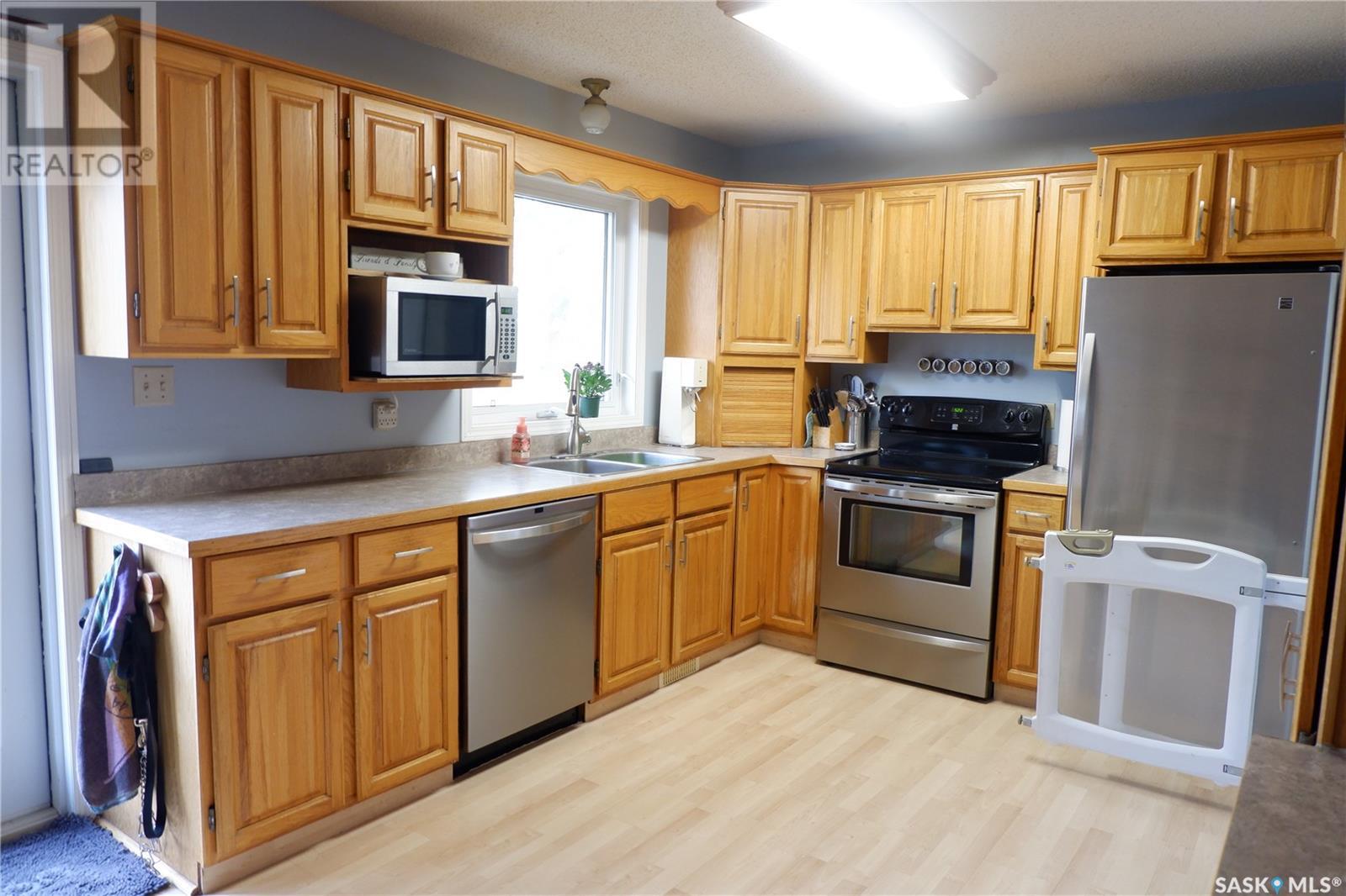 Photo 3 of 1018 Granville Avenue, Assiniboia SK