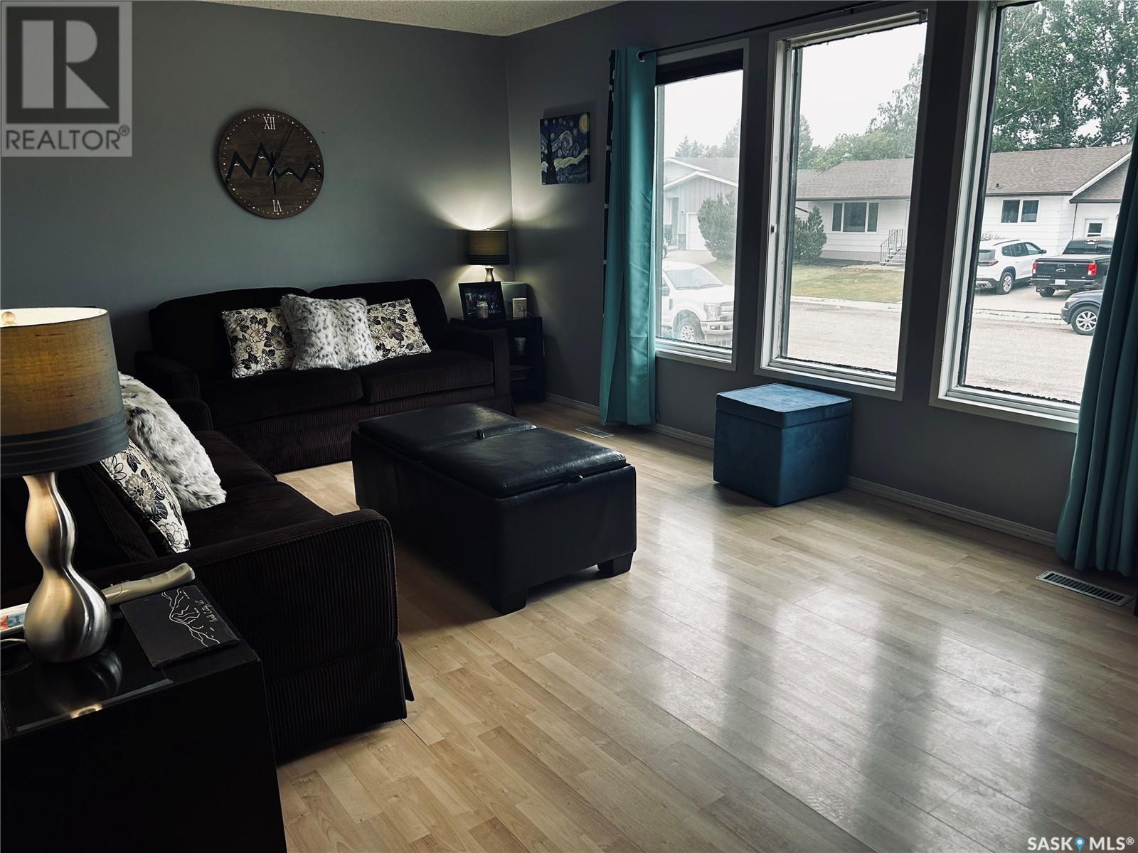 Photo 8 of 1018 Granville Avenue, Assiniboia SK
