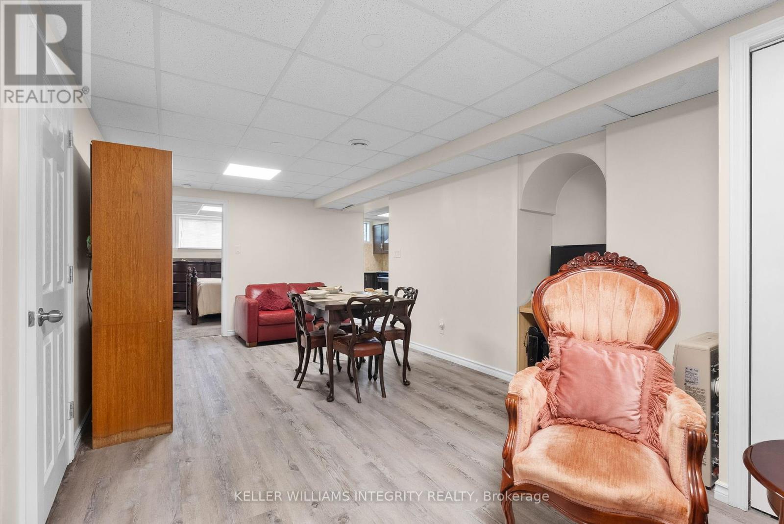 https://ddfcdn.realtor.ca/listing/TS638854215642870000/reb76/highres/8/x12219458_37.jpg