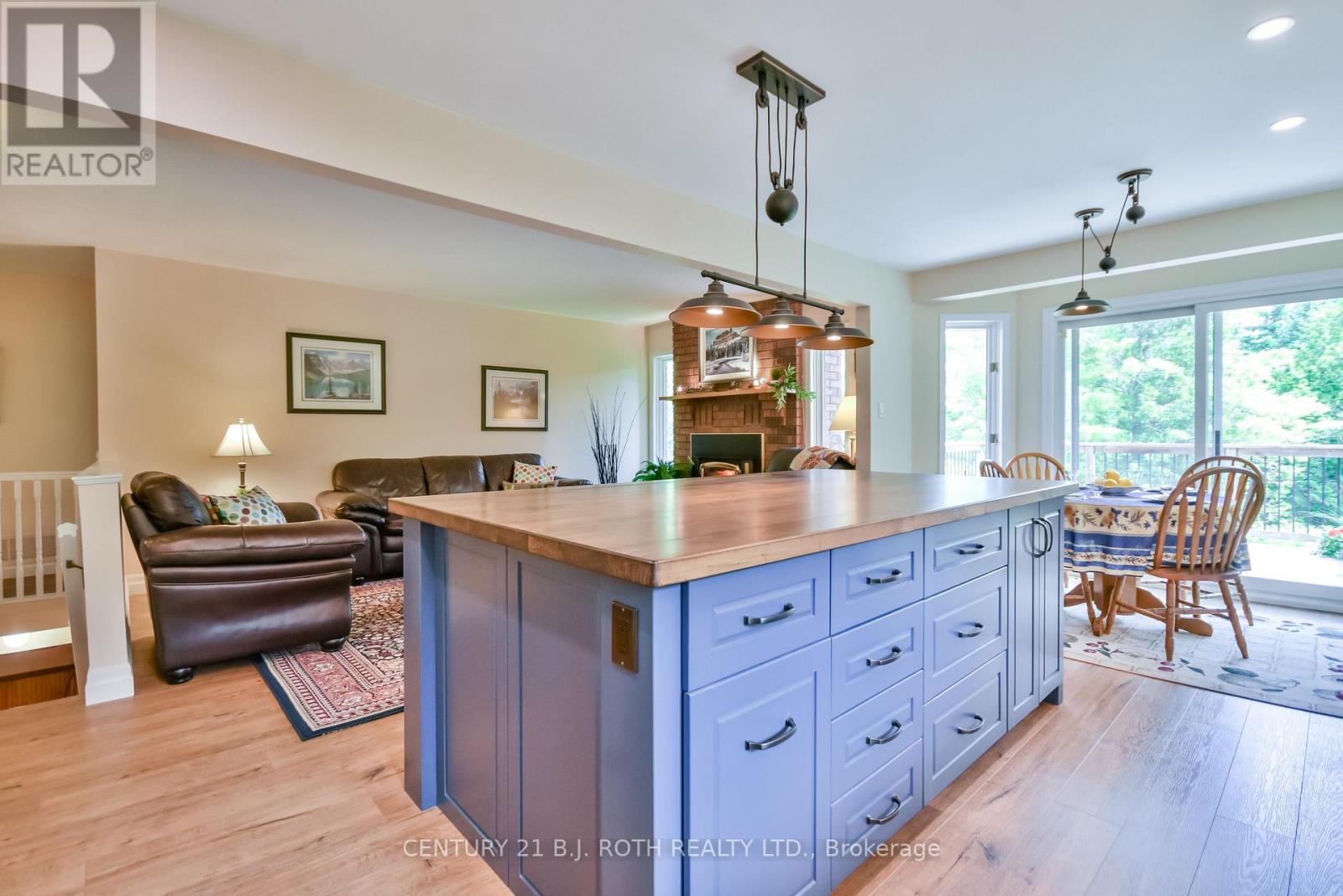 Photo 11 of 34 Cairns Boulevard, Springwater ON