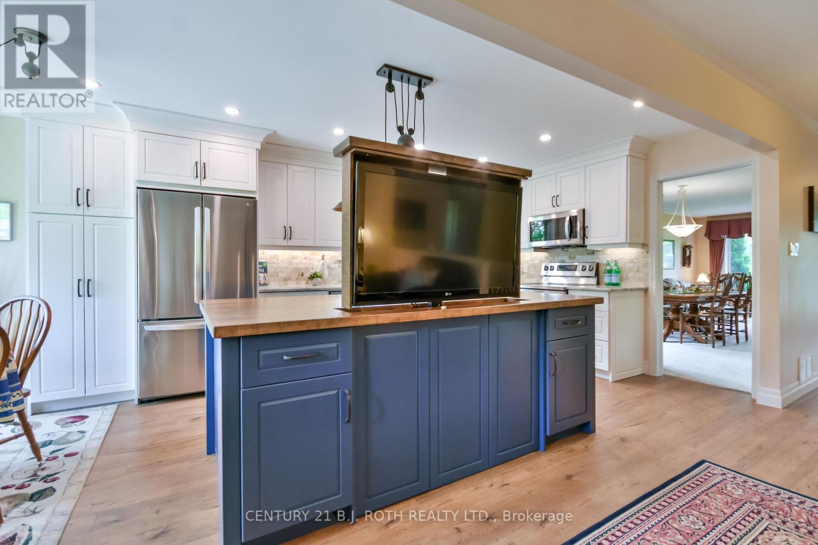 Photo 15 of 34 Cairns Boulevard, Springwater ON