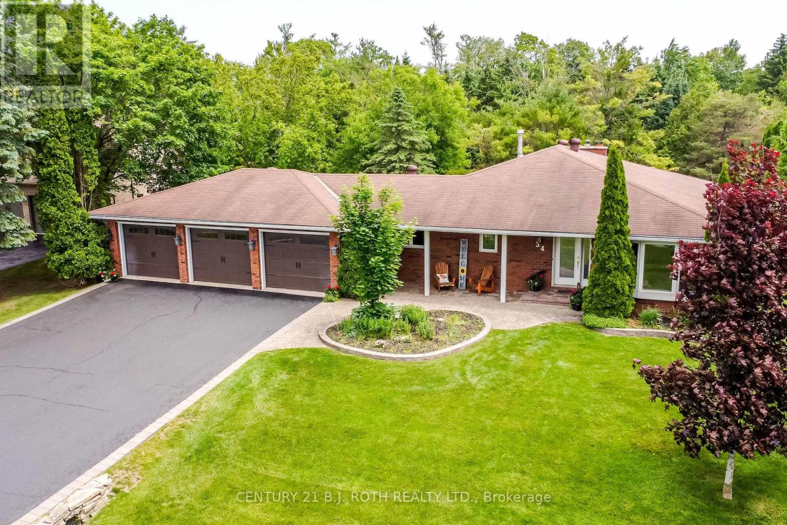 Photo 2 of 34 Cairns Boulevard, Springwater ON